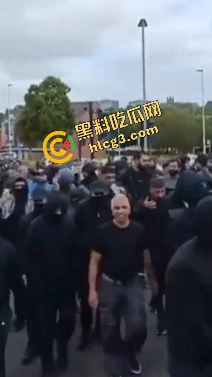 英国移民集会冲突升级：武装移民群体街头抗议引发暴力冲突！-8