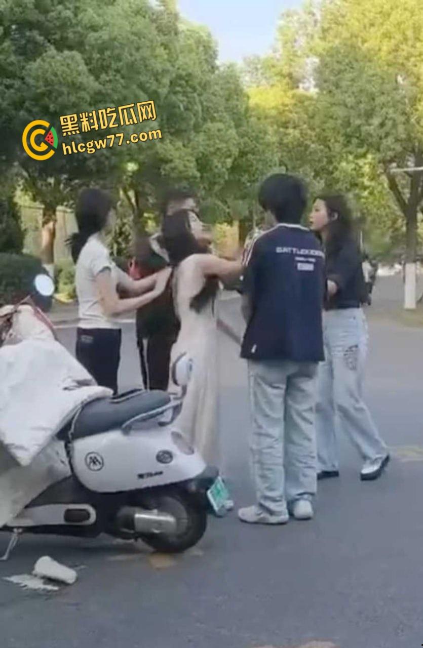 滁州学院渣男花心翻车，女友当众耳光伺候，360度捉奸现场嗨爆全网！-4