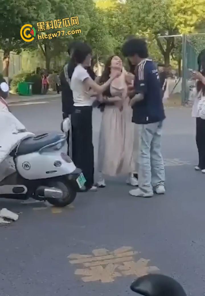 滁州学院渣男花心翻车，女友当众耳光伺候，360度捉奸现场嗨爆全网！-5