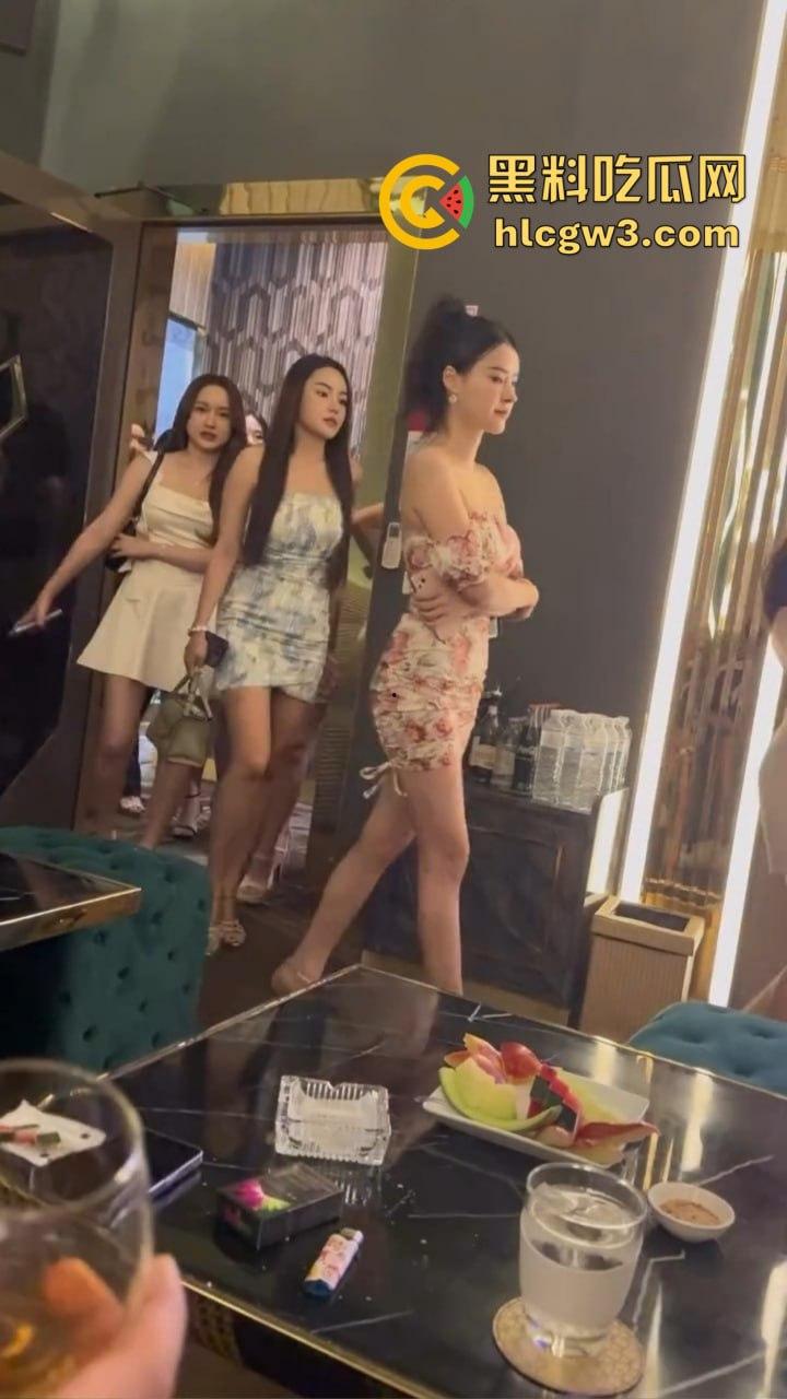 土方老板的年底选妃大会,工程款一结小曲一响,百位爱妃齐B短裙排队上场,各个身材火辣骚浪到极致!-1