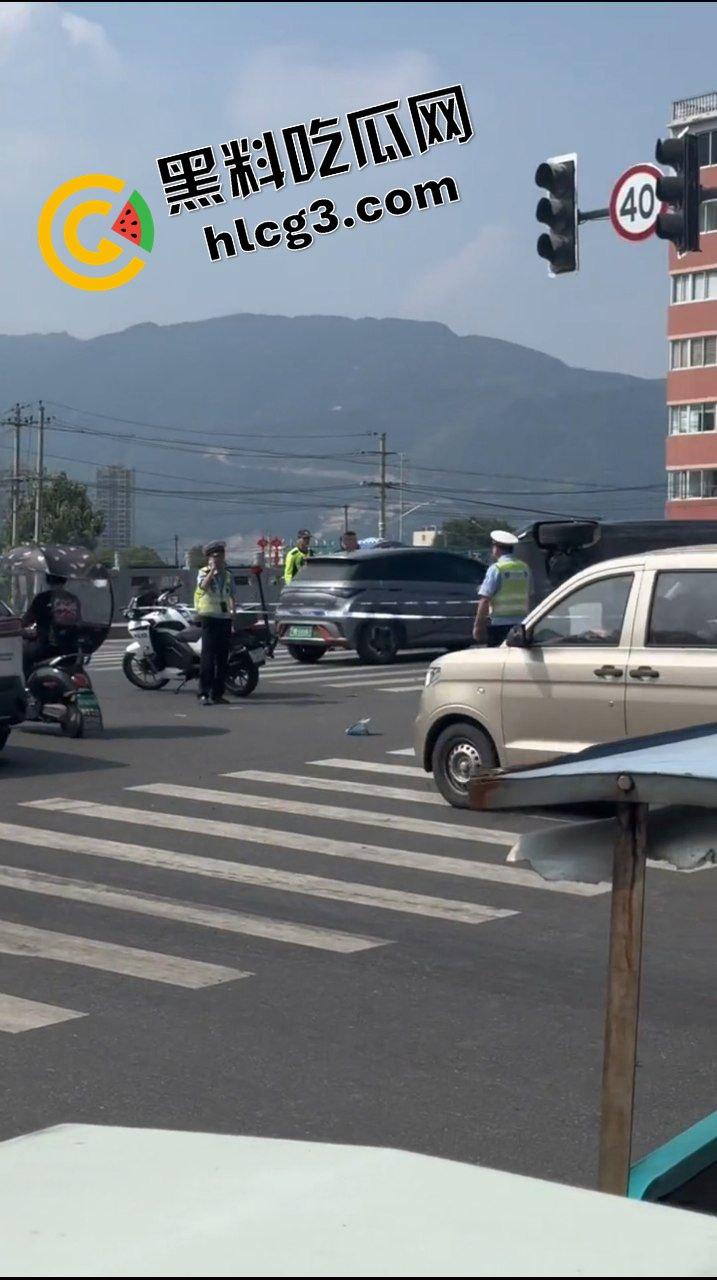 浙江乐清虹桥 特斯拉闯红灯突然加速冲撞电瓶车 造成3人重伤!监控实拍狼藉场面-3
