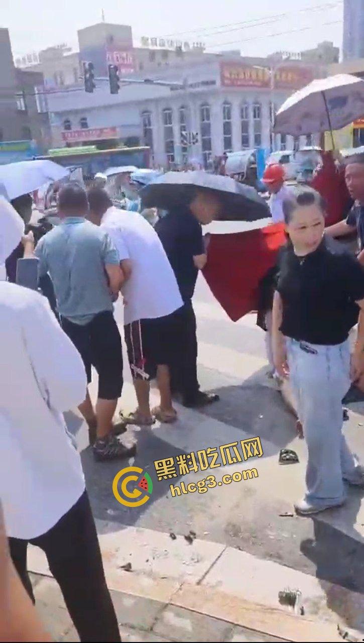 浙江乐清虹桥 特斯拉闯红灯突然加速冲撞电瓶车 造成3人重伤!监控实拍狼藉场面-6