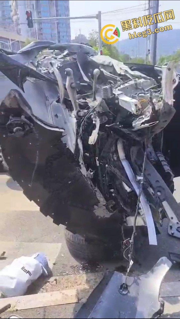 浙江乐清虹桥 特斯拉闯红灯突然加速冲撞电瓶车 造成3人重伤!监控实拍狼藉场面-7