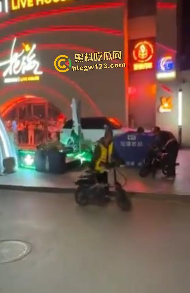 凌晨1点山西太原花海酒后两个男的发生矛盾直接开路虎撞人,一群保安也只敢在门口看戏!-2