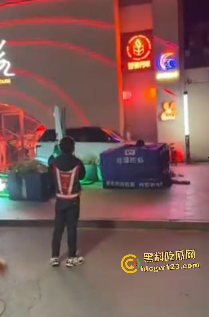 凌晨1点山西太原花海酒后两个男的发生矛盾直接开路虎撞人,一群保安也只敢在门口看戏!-3