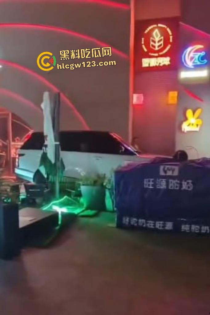 凌晨1点山西太原花海酒后两个男的发生矛盾直接开路虎撞人,一群保安也只敢在门口看戏!-4