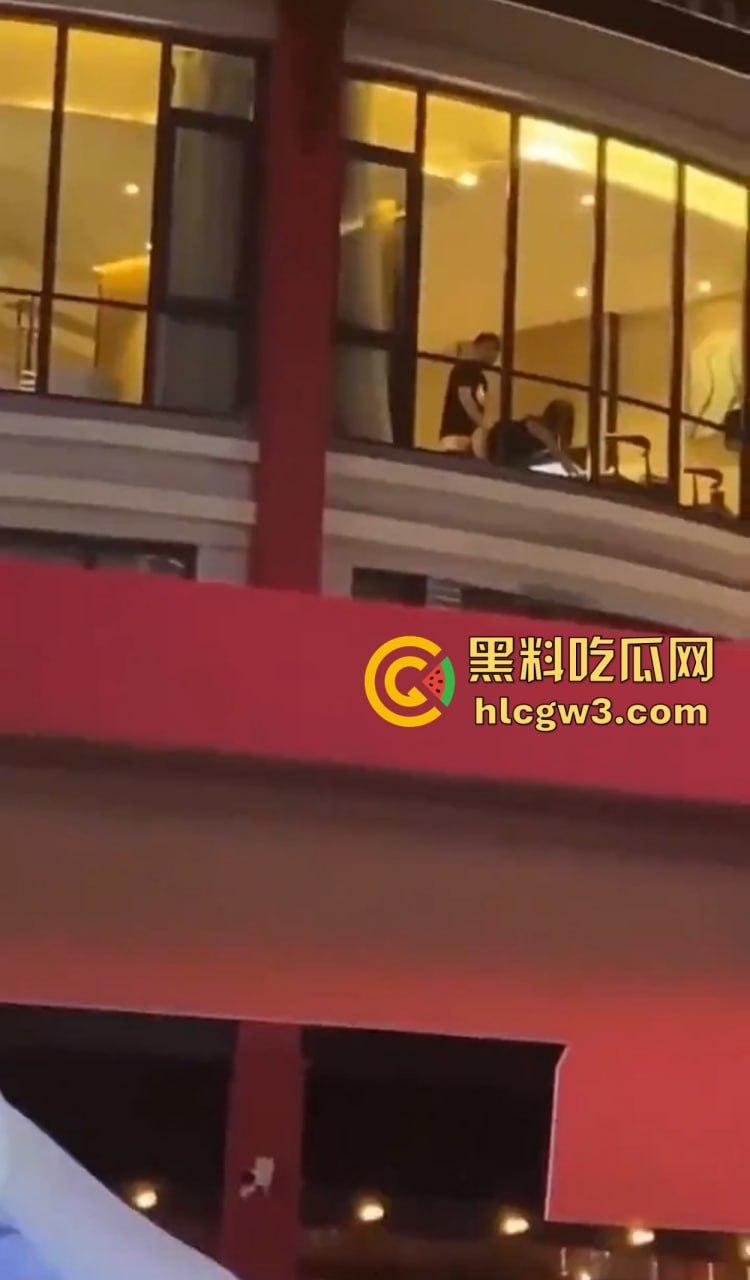惠州朗曼酒店窗帘不拉直接开干 情侣奶子贴玻璃后入猛操,楼下一群吃瓜群众围观姿势秀到飞起!-5