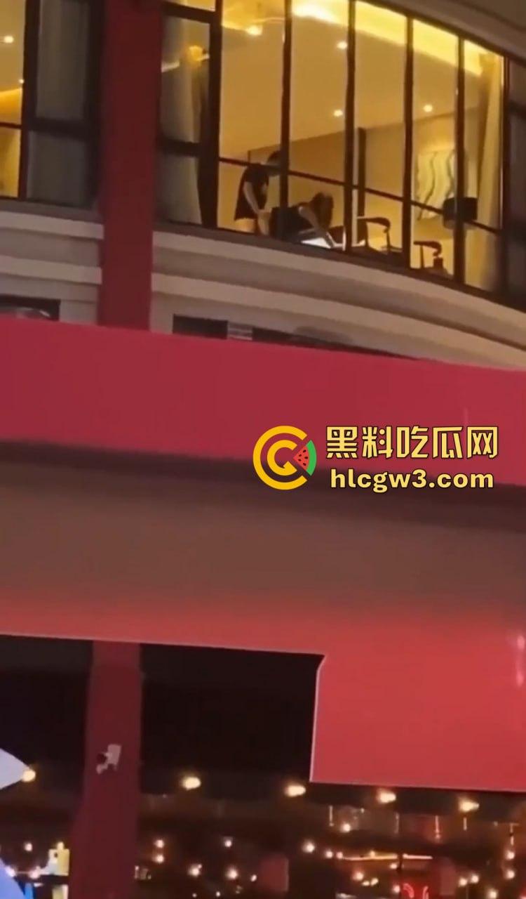 惠州朗曼酒店窗帘不拉直接开干 情侣奶子贴玻璃后入猛操,楼下一群吃瓜群众围观姿势秀到飞起!-6