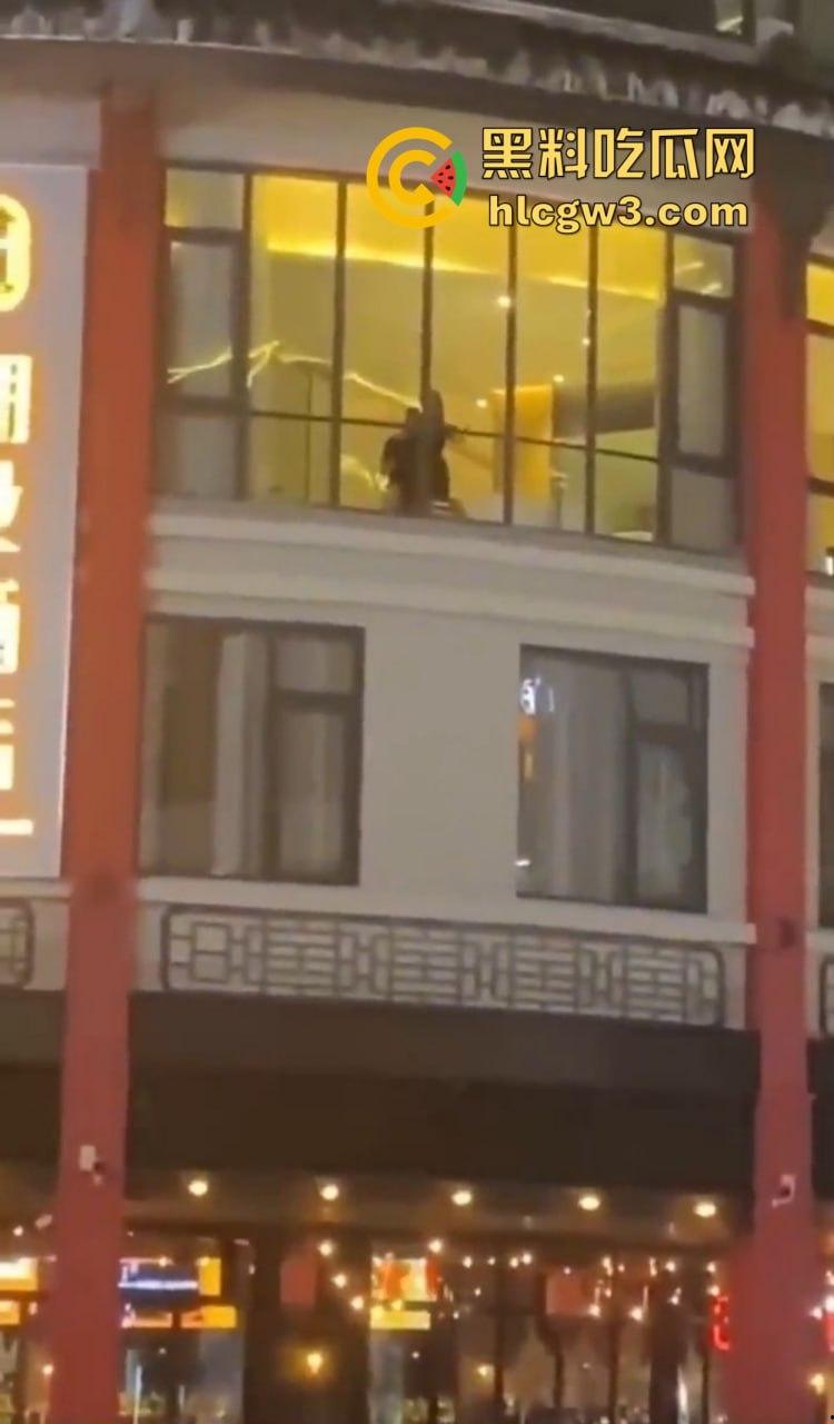 惠州朗曼酒店窗帘不拉直接开干 情侣奶子贴玻璃后入猛操,楼下一群吃瓜群众围观姿势秀到飞起!-7