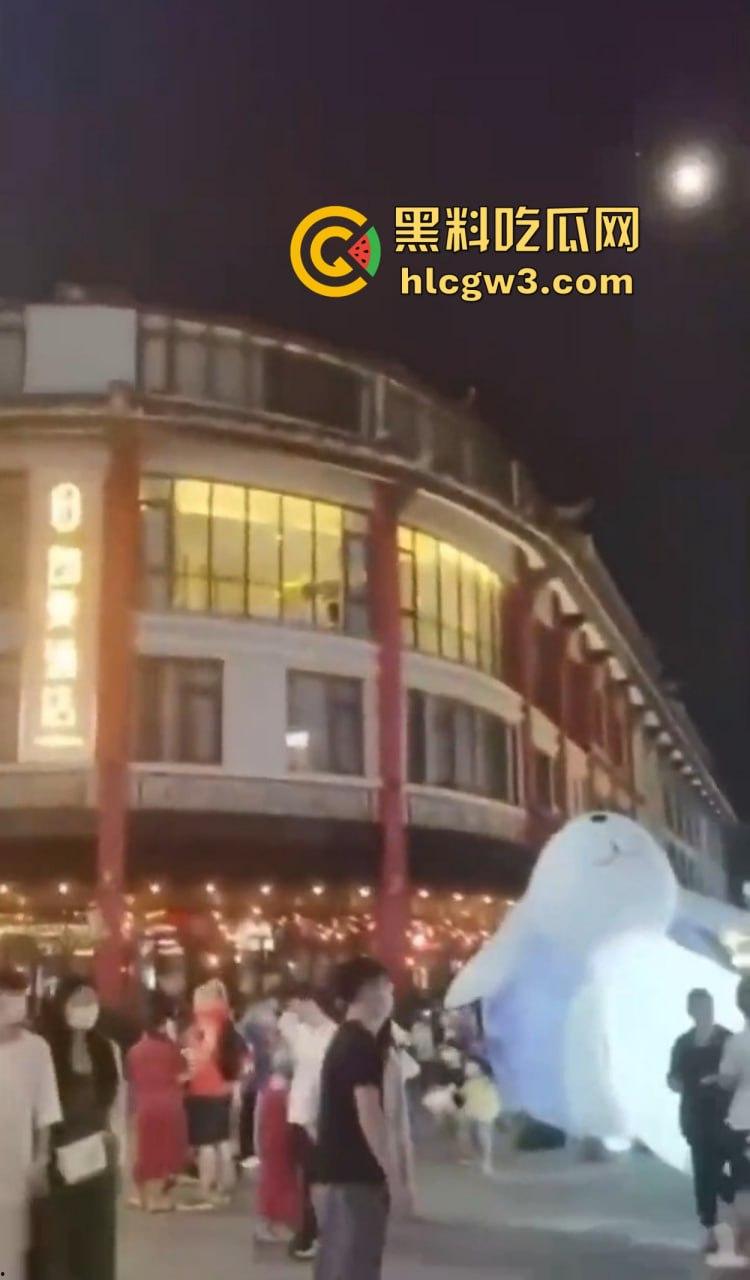 惠州朗曼酒店窗帘不拉直接开干 情侣奶子贴玻璃后入猛操,楼下一群吃瓜群众围观姿势秀到飞起!-8