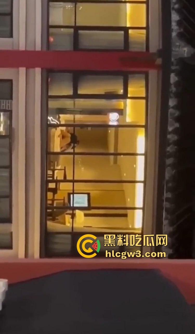 惠州朗曼酒店窗帘不拉直接开干 情侣奶子贴玻璃后入猛操,楼下一群吃瓜群众围观姿势秀到飞起!-10