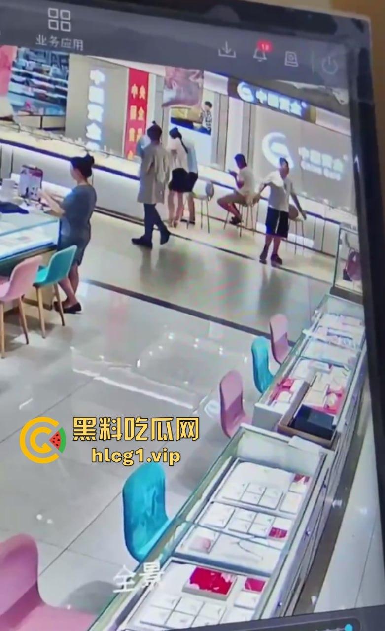 老婆不听话怎么办 捅两刀就老实了！辽宁营口男子进柜台薅住女柜员头发哐哐两刀后淡定离开！-5