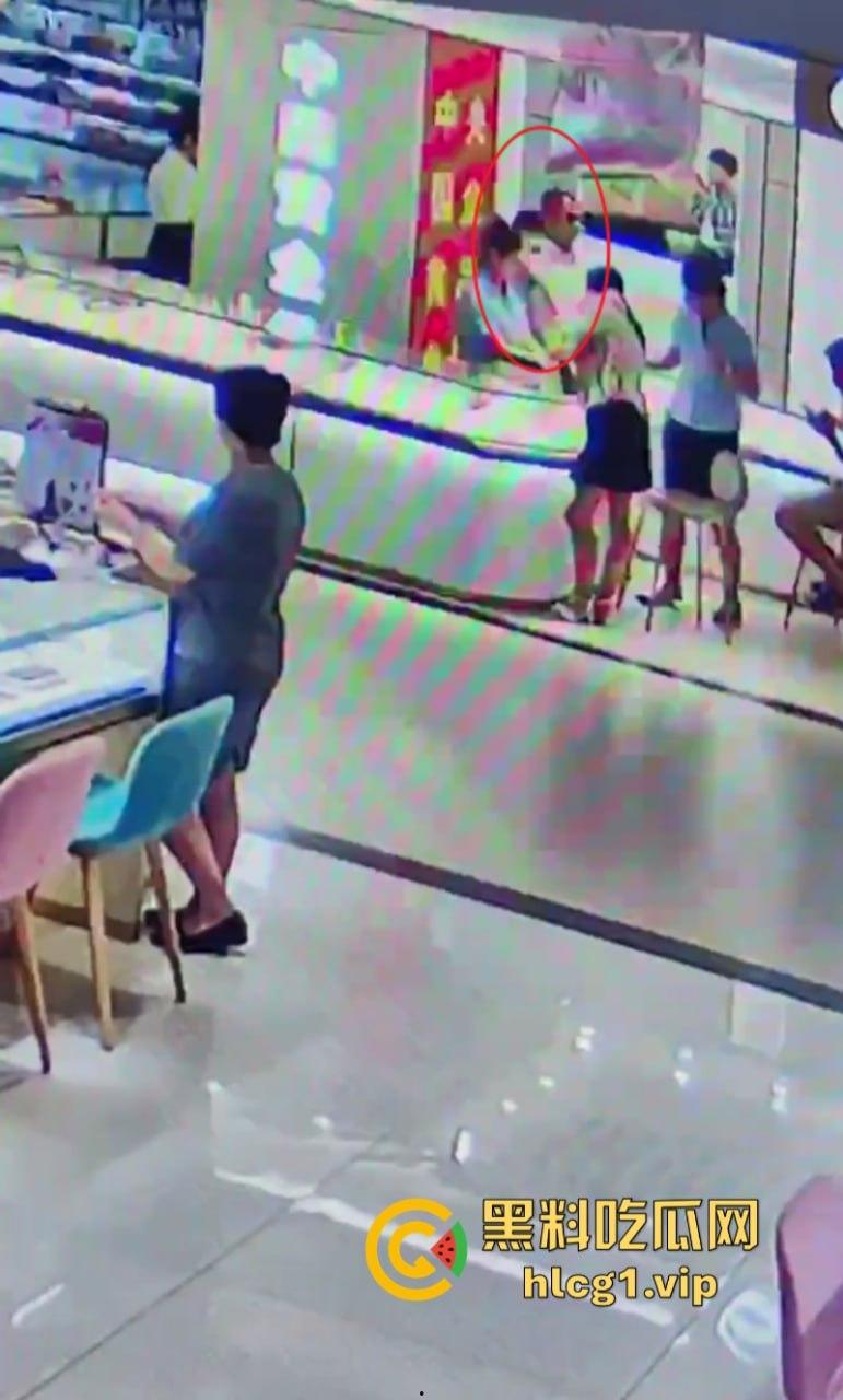 老婆不听话怎么办 捅两刀就老实了！辽宁营口男子进柜台薅住女柜员头发哐哐两刀后淡定离开！-7