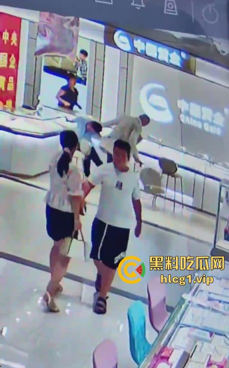 老婆不听话怎么办 捅两刀就老实了！辽宁营口男子进柜台薅住女柜员头发哐哐两刀后淡定离开！-8