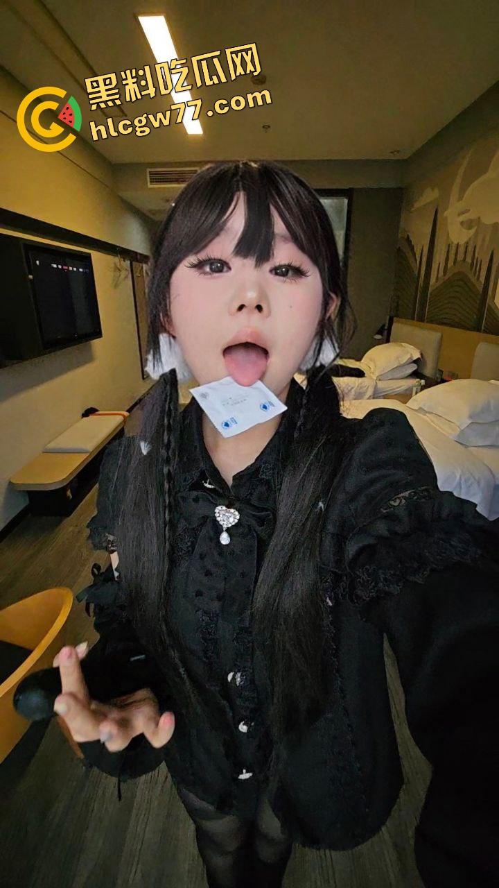 深圳龙岗霸王茶姬『孙艾林』穿着黑丝边被调教边跟闺蜜约着晚上吃什么，这不得点一杯伯牙绝玹！-1