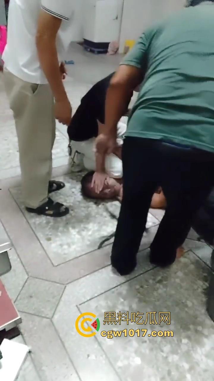 近期广东潮汕发生抢劫案，当街入室犯罪嫌疑人抢金项链跟包，给一群老大爷们合力抓住，现在都什么年代啦还搞这个呀！-4