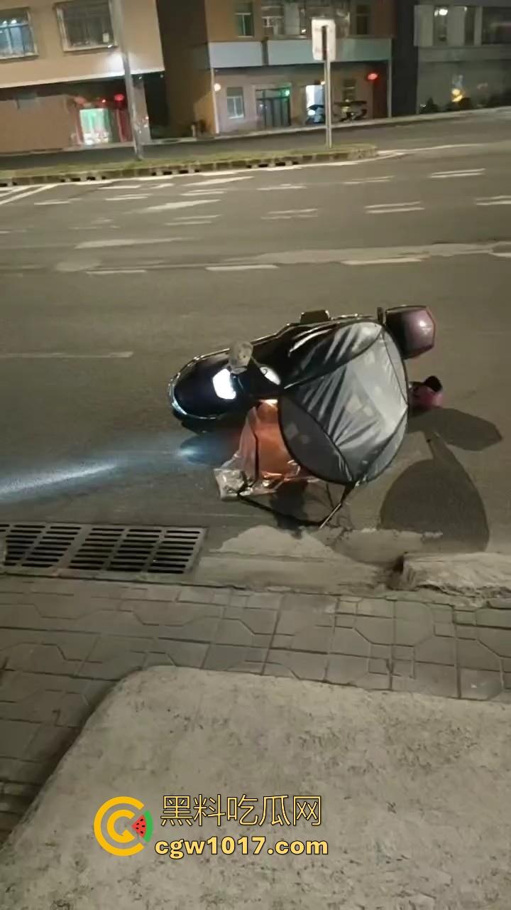 近期广东潮汕发生抢劫案，当街入室犯罪嫌疑人抢金项链跟包，给一群老大爷们合力抓住，现在都什么年代啦还搞这个呀！-7