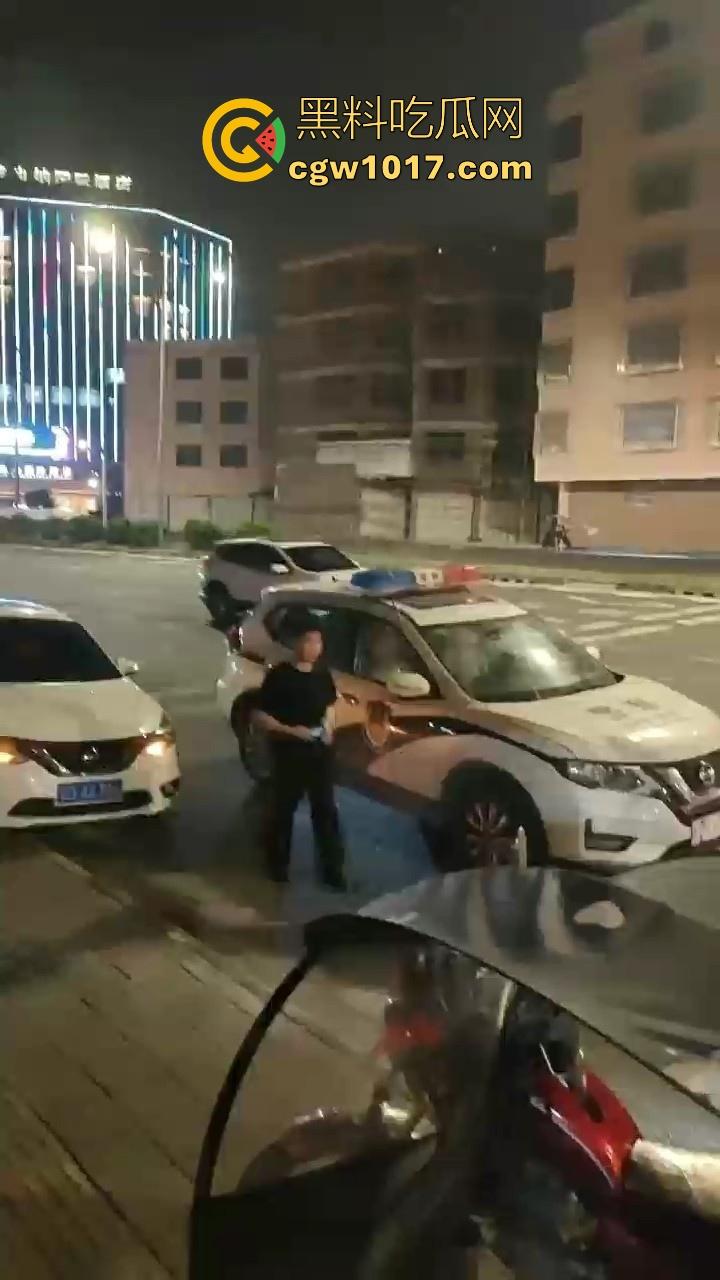 近期广东潮汕发生抢劫案，当街入室犯罪嫌疑人抢金项链跟包，给一群老大爷们合力抓住，现在都什么年代啦还搞这个呀！-8