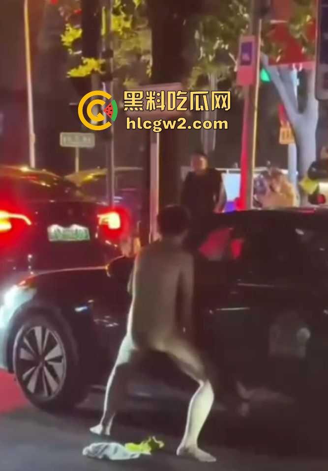 裸男拦车日钢板 黑色汽车成泄欲对象，围观群众笑到胃抽筋, 他是金刚钻转世吧？真TM钢板日穿郎！-2