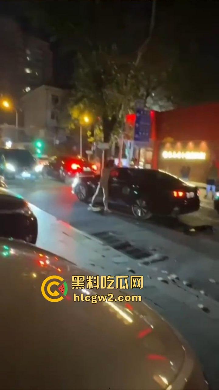 裸男拦车日钢板 黑色汽车成泄欲对象，围观群众笑到胃抽筋, 他是金刚钻转世吧？真TM钢板日穿郎！-4