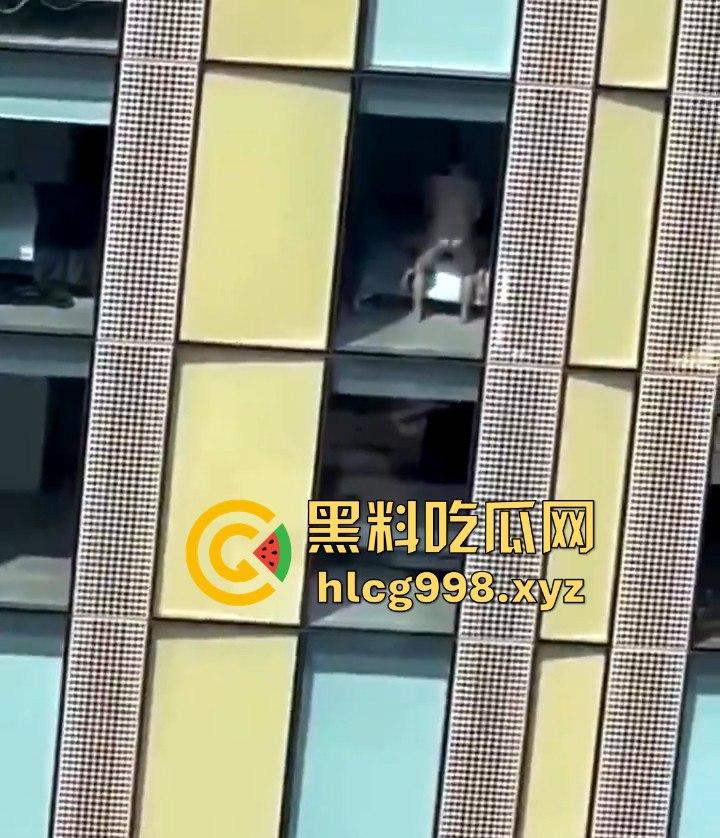 我嘞个骚刚!瓜友投稿酒店偷拍,激情后入到一半才发现是俩男的在搞!-4