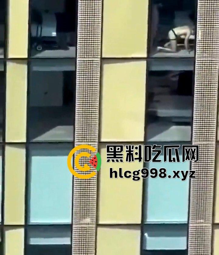 我嘞个骚刚!瓜友投稿酒店偷拍,激情后入到一半才发现是俩男的在搞!-5