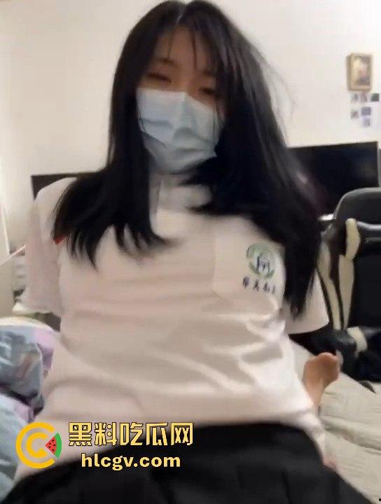 21岁网红【周某娜】公共场合拍不雅视频被抓！穿大衣遮挡，内里暴露大胆摆淫秽动作-3