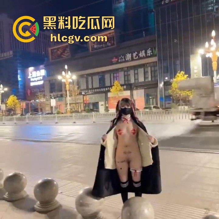 21岁网红【周某娜】公共场合拍不雅视频被抓！穿大衣遮挡，内里暴露大胆摆淫秽动作-8
