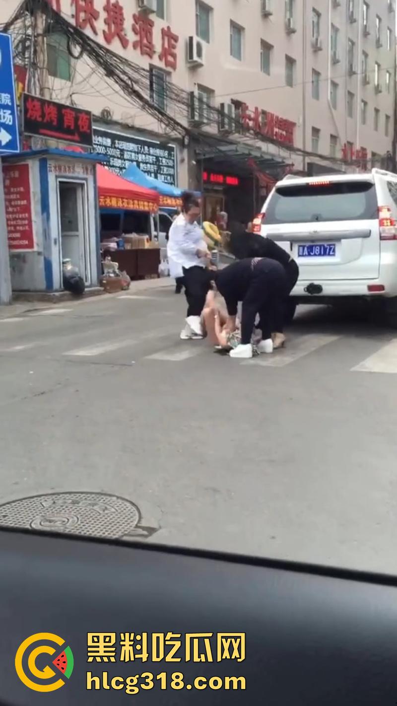 原配带姐妹当街扒光小三，翘臀美腿性感身材全裸露，暴力踹逼踢的美女嗷嗷叫，难怪老公会出轨呢！-1