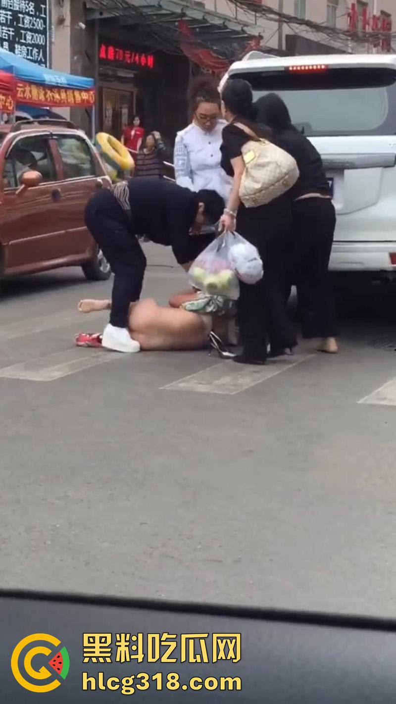 原配带姐妹当街扒光小三，翘臀美腿性感身材全裸露，暴力踹逼踢的美女嗷嗷叫，难怪老公会出轨呢！-3