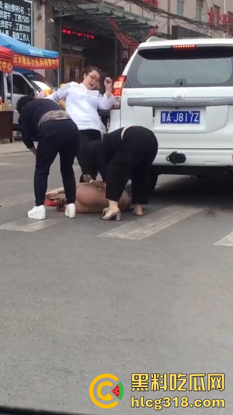 原配带姐妹当街扒光小三，翘臀美腿性感身材全裸露，暴力踹逼踢的美女嗷嗷叫，难怪老公会出轨呢！-5