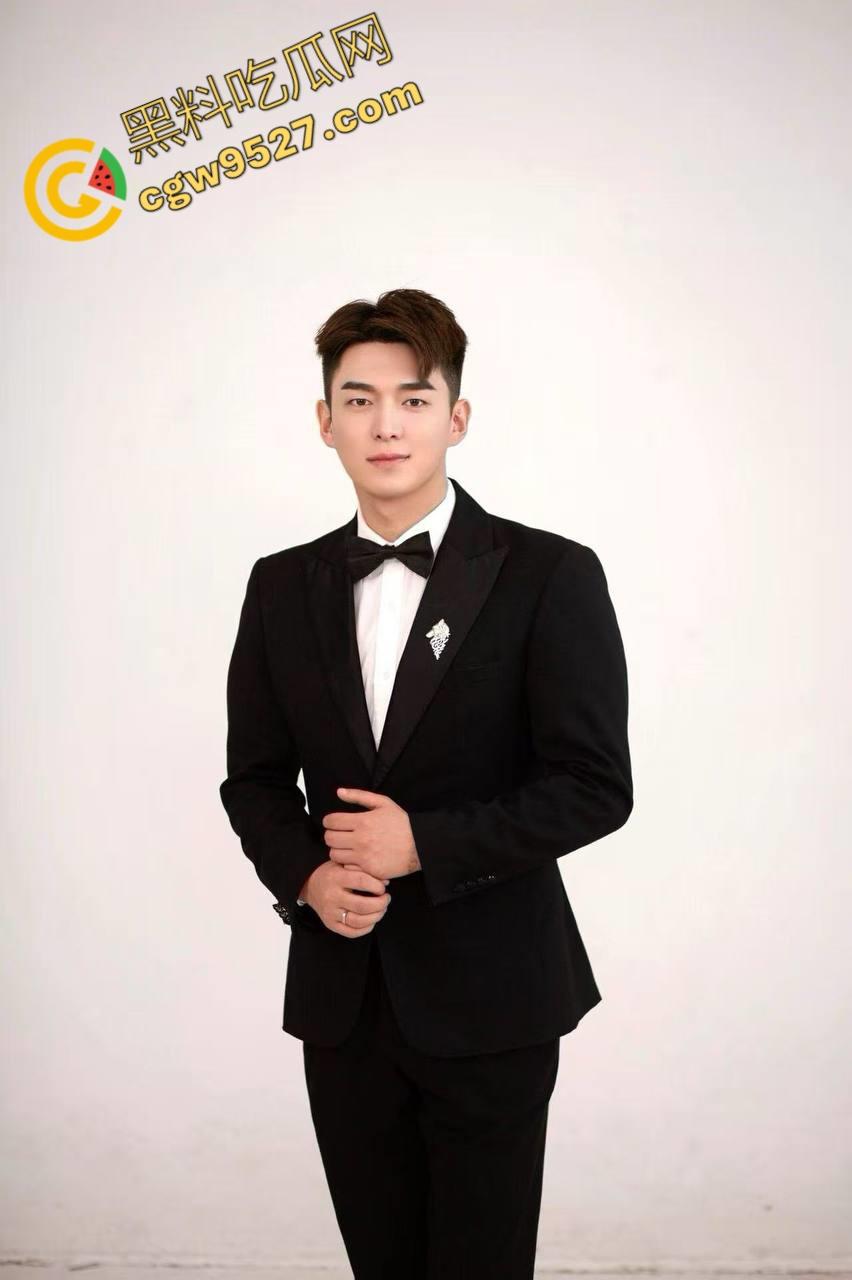 北京GAY圈大佬威哥遭主人调教，夹着精液办婚礼，婚后下药将老婆迷晕送给主人无套内射，这操作颠覆你的三观-2