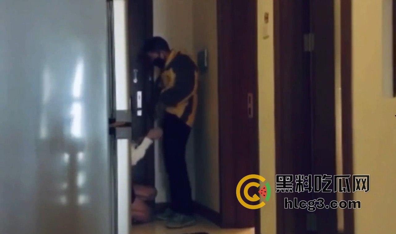 外卖小哥送餐被吃鸡!发情母狗强行诱惑,脱裤瞬间问‘有没有人’险酿仙人跳!-11