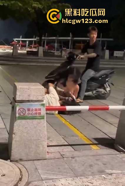 广西两精神小妹打架 大胸妹子吊带都被扒光,旁边精神小伙上去帮忙用摩托车撞 真是畜生!-4