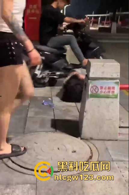 广西两精神小妹打架 大胸妹子吊带都被扒光,旁边精神小伙上去帮忙用摩托车撞 真是畜生!-5
