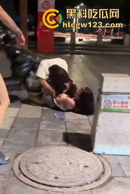 广西两精神小妹打架 大胸妹子吊带都被扒光,旁边精神小伙上去帮忙用摩托车撞 真是畜生!-7