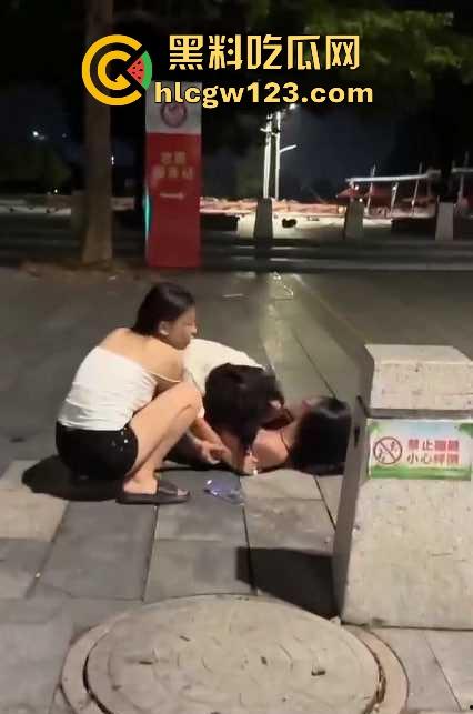广西两精神小妹打架 大胸妹子吊带都被扒光,旁边精神小伙上去帮忙用摩托车撞 真是畜生!-8
