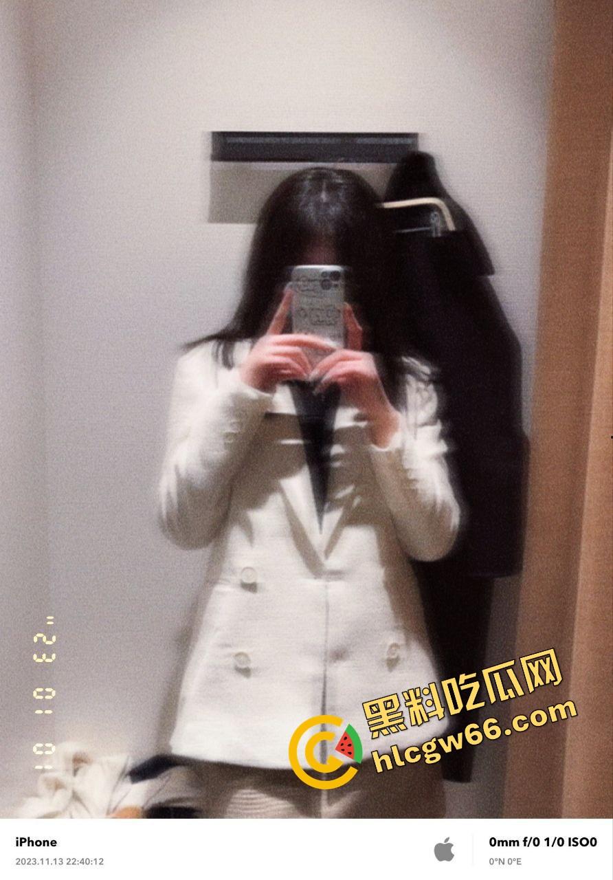 上海大学生眼镜妹『何小洁』酒店约炮玩露出，学不学无所谓，肥臀翘得高，嘴里叼根屌比谁都稳！-1