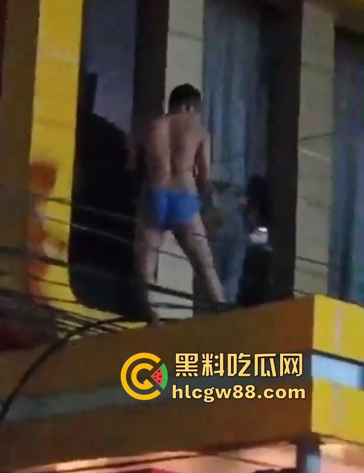 当代蜘蛛侠？印尼抓奸翻窗逃亡，情夫吊电线横穿马路，刺激场面堪比大片！-2