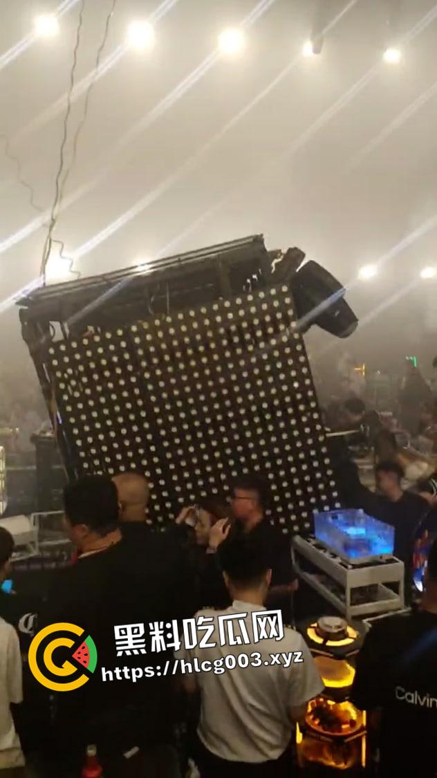 沈阳First酒吧高空灯架掉落 8死15伤 现场视频流出 酒吧真狠啊-6