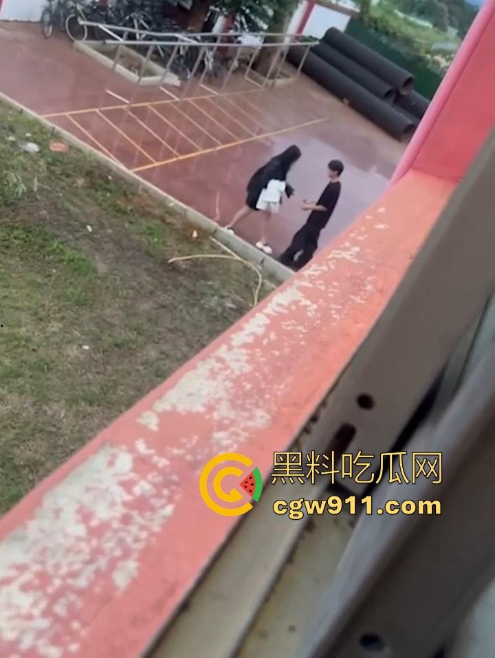 海南科技职业大学小情侣电车调情，各种接吻揉胸车震，被同学偷拍挂网遭校方警告处分！-1