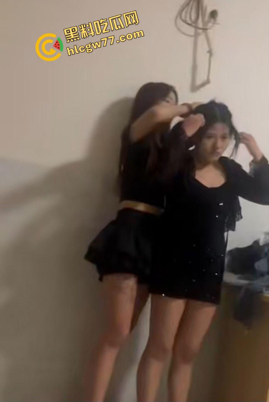 我嘞个乖乖，精神小妹霸凌翻天！偷用化妆品逼人卖淫，铁棍暴打后还假惺惺梳头，恶心爆了！-4