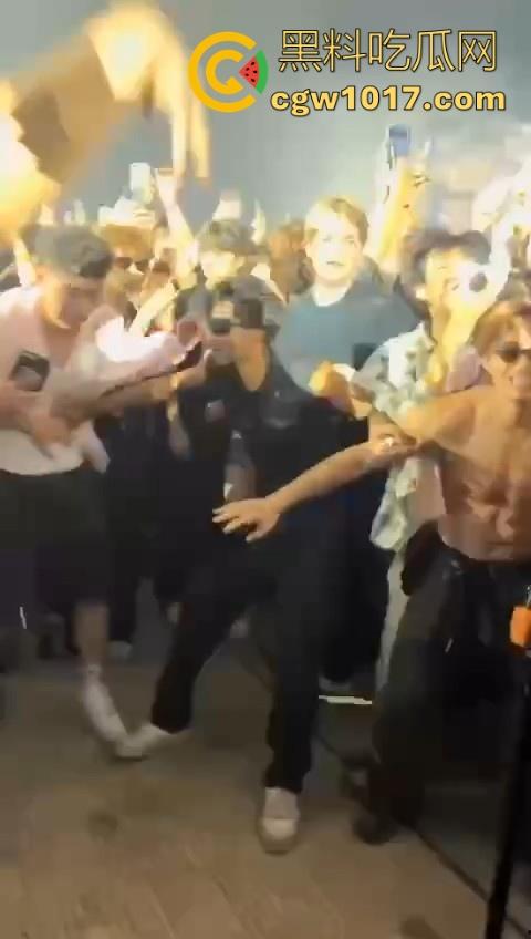 澳门travis演唱会蹦迪现场秒变ufc打斗大赛，精神小伙摇头晃脑引发口角纠纷，直接在场下互殴了起来，这就是嘻哈？-5