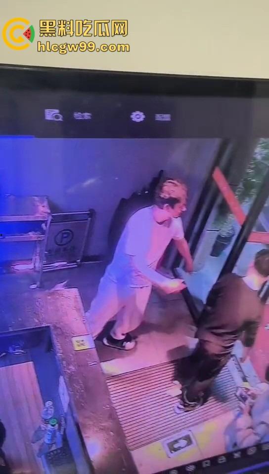 新年第一刀,莆田大过年上演血腥捅人案,五六刀下去，白刀进红刀出，大过年直接血溅当场！-1