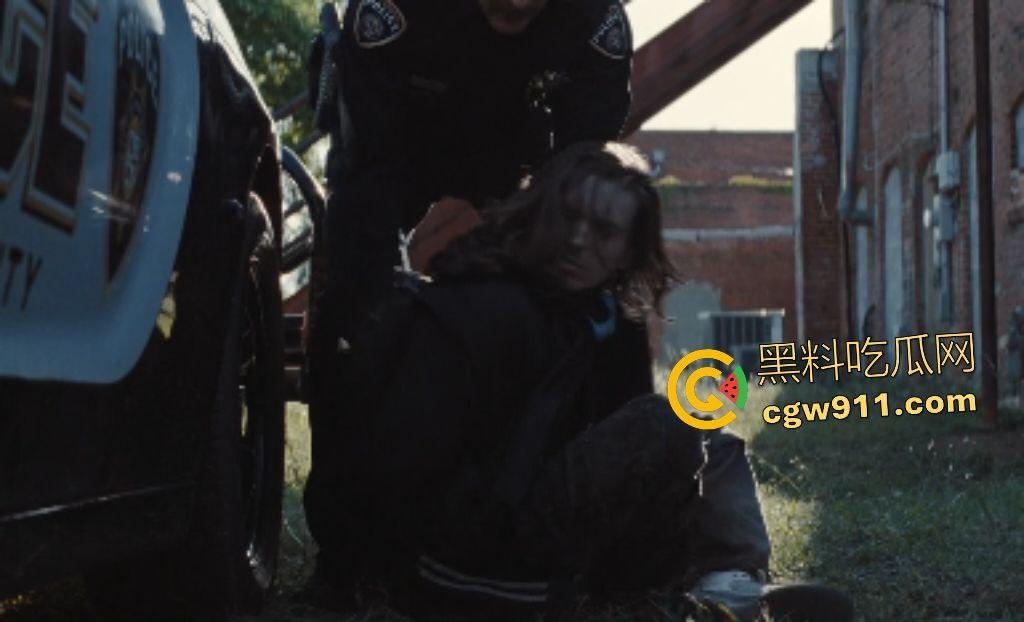 电影【凶器】惊悚集体失踪案！小镇魔咒吞噬17孩童，只剩一童揭女巫操控父母成杀器，幸存者反戈一击！-4