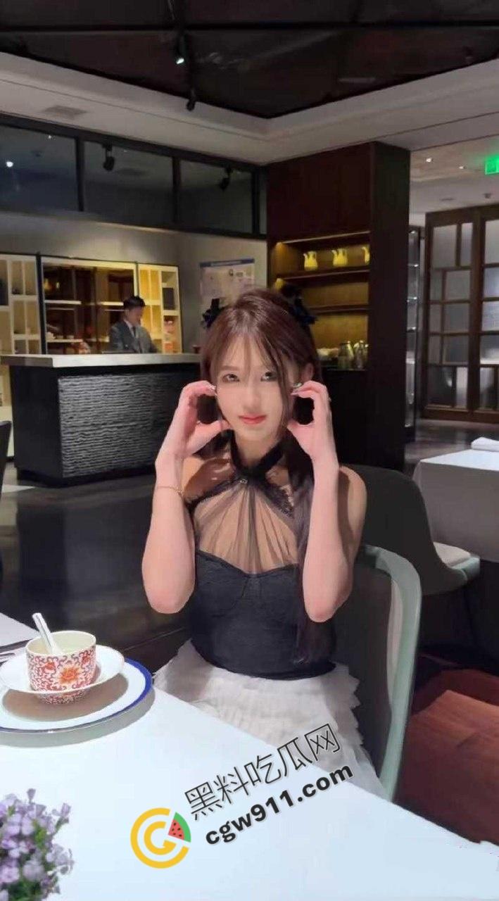 变形记富二代男主【黄润秋】淫乱私生活被女友【孟可佳】曝光！恋爱期间出轨酒吧当众接吻，性爱视频传遍全网！-5