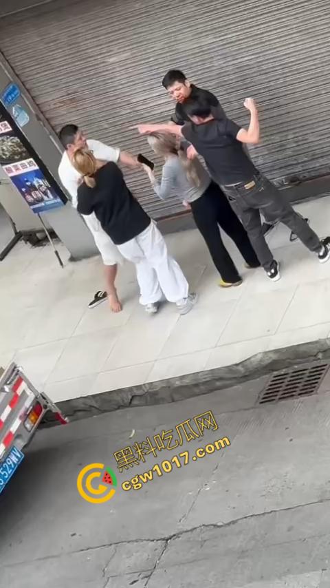 血腥街角斗殴！刀光剑影，鲜血四溅，年轻小伙惨遭横死，愤怒女子撕心裂肺呼救！-1