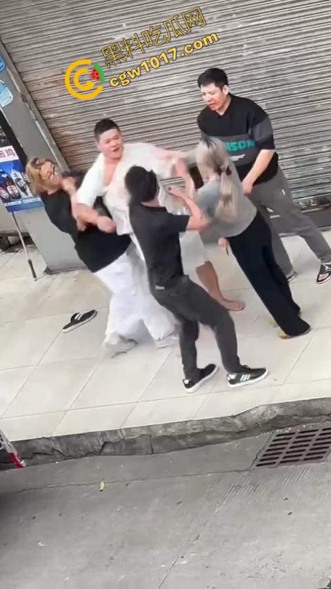 血腥街角斗殴！刀光剑影，鲜血四溅，年轻小伙惨遭横死，愤怒女子撕心裂肺呼救！-4