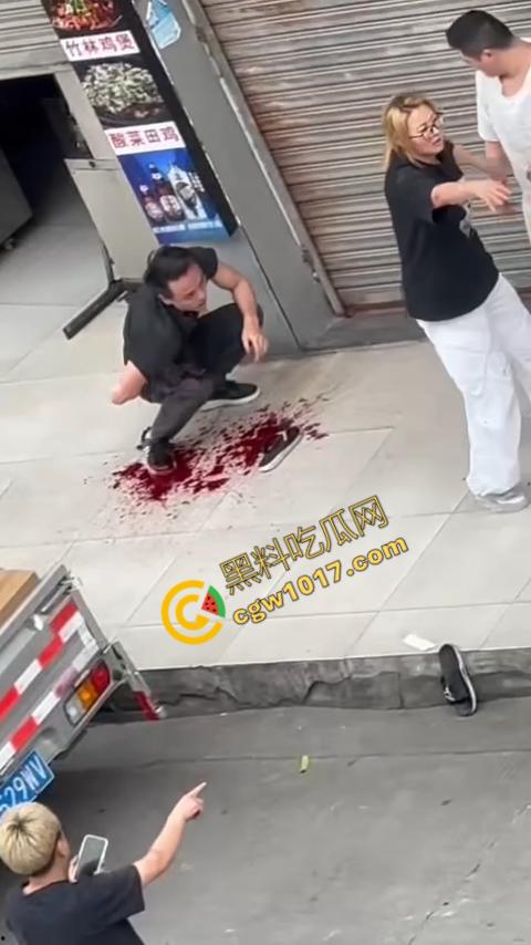 血腥街角斗殴！刀光剑影，鲜血四溅，年轻小伙惨遭横死，愤怒女子撕心裂肺呼救！-9