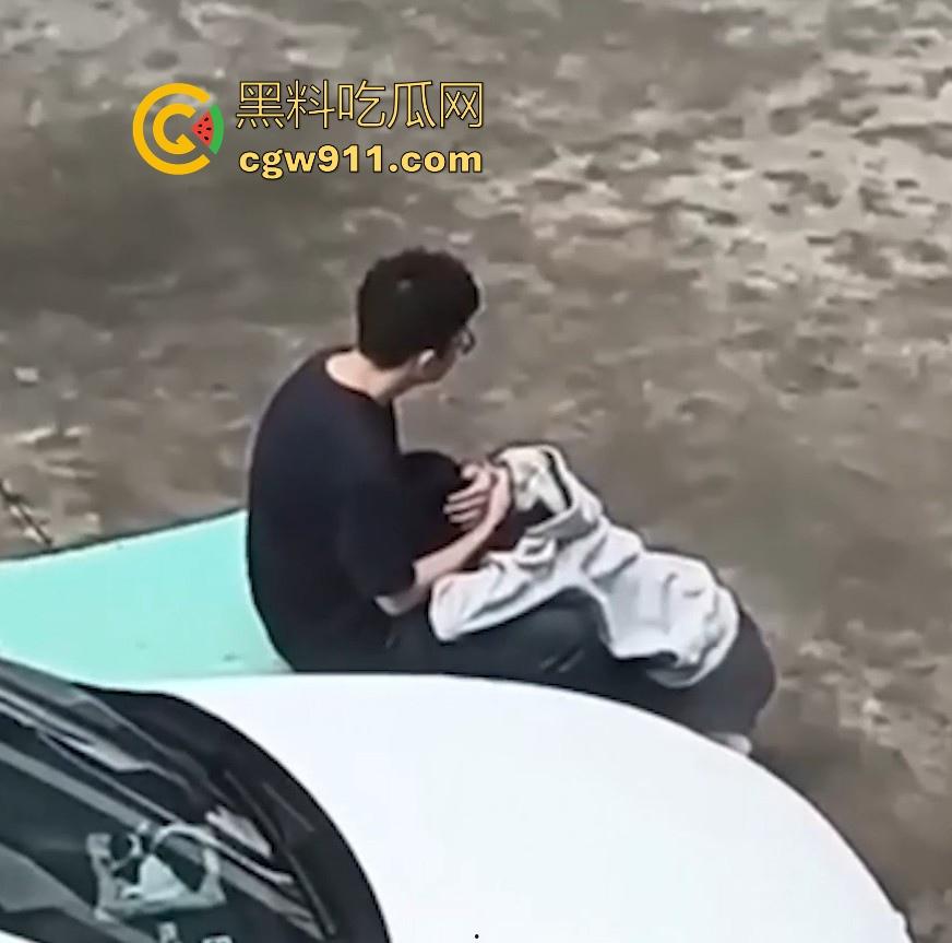 情侣小区公共篮球场情不自禁激情野战，篮球架下偷吃禁果，女生专心吃鸡男生放风盯哨，极其刺激！-8